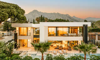 Sofisticada villa de nueva construcción en venta cerca de todos los servicios en la famosa Milla de Oro de Marbella 70634 