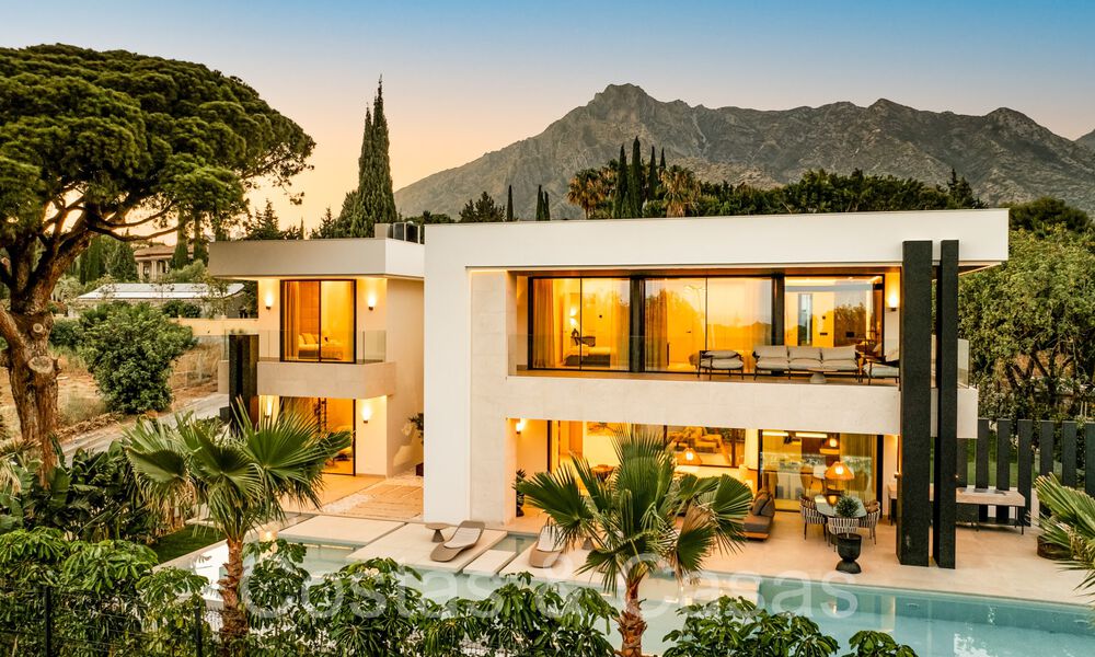 Sofisticada villa de nueva construcción en venta cerca de todos los servicios en la famosa Milla de Oro de Marbella 70635