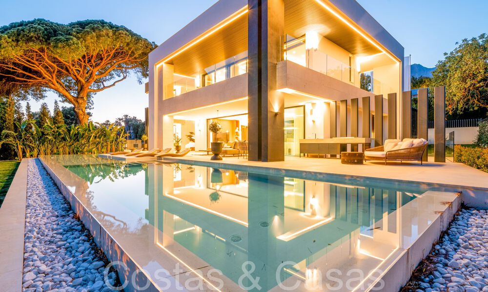 Sofisticada villa de nueva construcción en venta cerca de todos los servicios en la famosa Milla de Oro de Marbella 70637