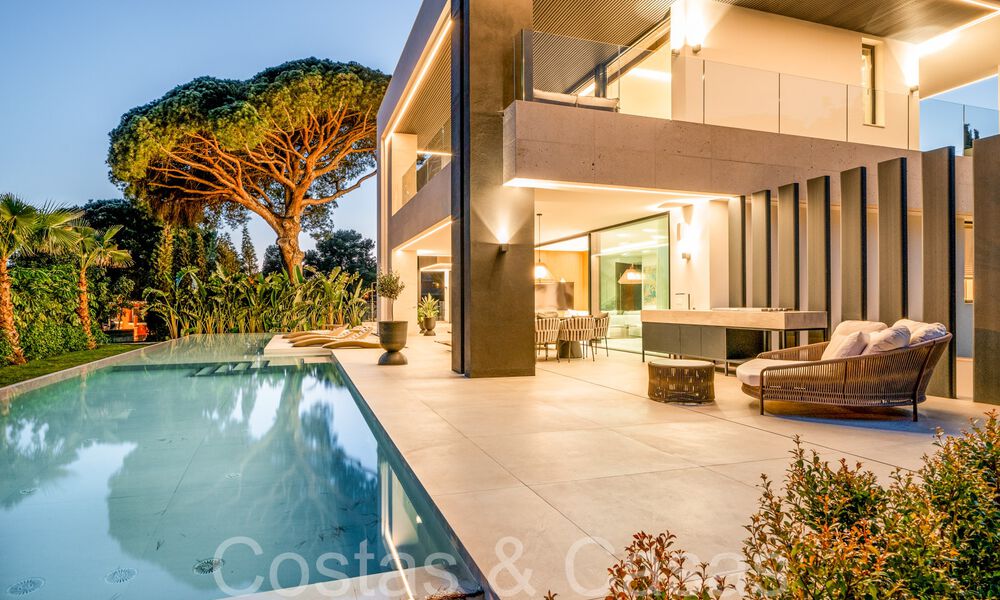 Sofisticada villa de nueva construcción en venta cerca de todos los servicios en la famosa Milla de Oro de Marbella 70638