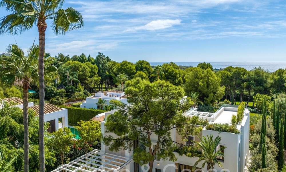 Villa de lujo moderna en venta en una urbanización cerrada en la Milla de Oro de Marbella 70733