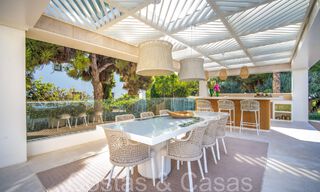 Villa de lujo moderna en venta en una urbanización cerrada en la Milla de Oro de Marbella 70738 