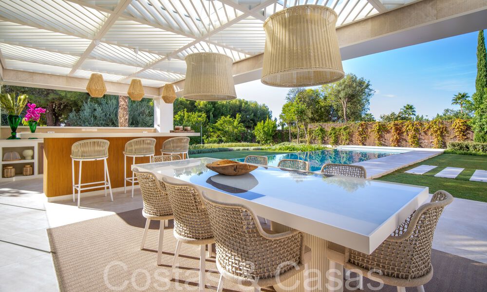 Villa de lujo moderna en venta en una urbanización cerrada en la Milla de Oro de Marbella 70740