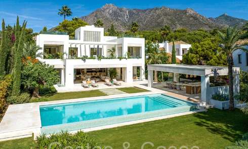 Villa de lujo moderna en venta en una urbanización cerrada en la Milla de Oro de Marbella 70770