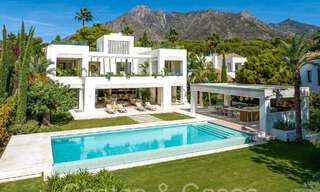 Villa de lujo moderna en venta en una urbanización cerrada en la Milla de Oro de Marbella 70770 