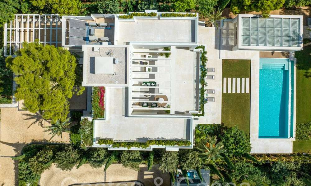 Villa de lujo moderna en venta en una urbanización cerrada en la Milla de Oro de Marbella 70771