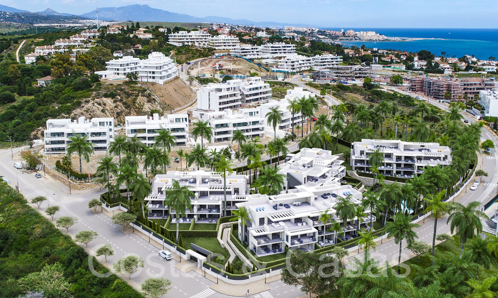 Nuevo proyecto con apartamentos y áticos de lujo en venta a poca distancia de la playa en Estepona 71084