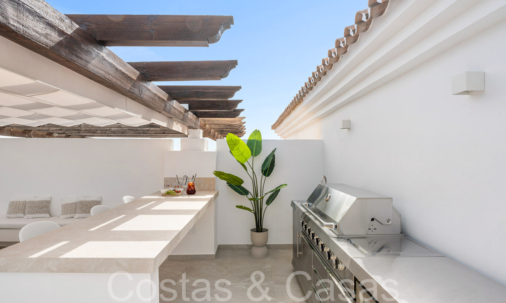 Precioso ático con gran solárium y piscina pequeña en venta en Nueva Andalucía, Marbella 71217