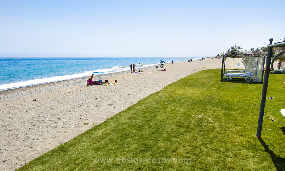 Se vende apartamento en planta baja completamente reformado, en un complejo de playa en la Nueva Milla de Oro entre Marbella y Estepona 71405