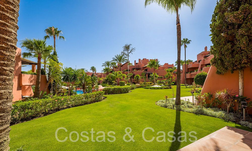 Lujoso apartamento en planta baja en venta en un complejo de playa de 5 estrellas en la Nueva Milla de Oro entre Marbella y Estepona 71363