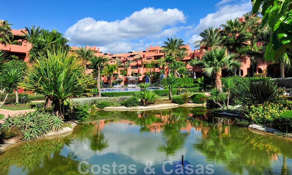 Lujoso apartamento en planta baja en venta en un complejo de playa de 5 estrellas en la Nueva Milla de Oro entre Marbella y Estepona 71407