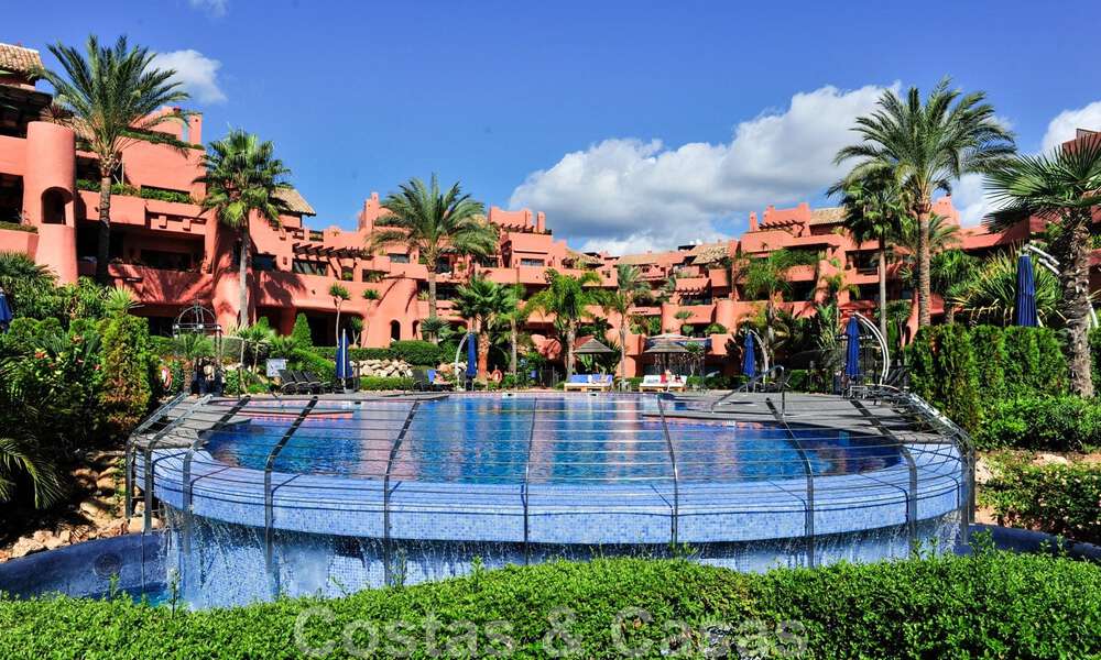 Lujoso apartamento en planta baja en venta en un complejo de playa de 5 estrellas en la Nueva Milla de Oro entre Marbella y Estepona 71408