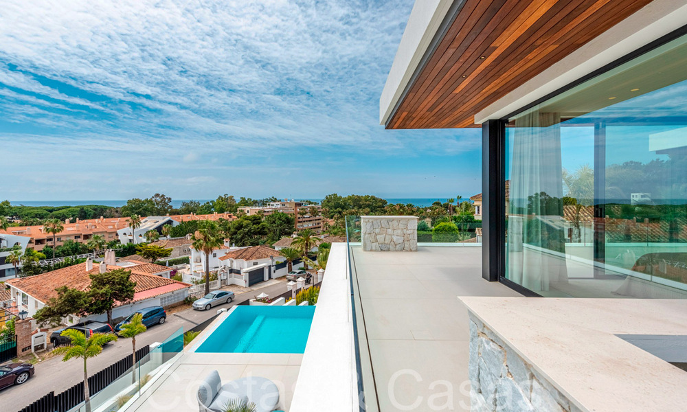 Villa nueva y lista para entrar a vivir, en venta de estilo moderno con vistas al mar, cerca de la playa al este de Marbella centro 71449