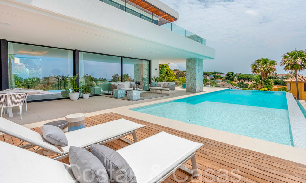 Villa nueva y lista para entrar a vivir, en venta de estilo moderno con vistas al mar, cerca de la playa al este de Marbella centro 71465