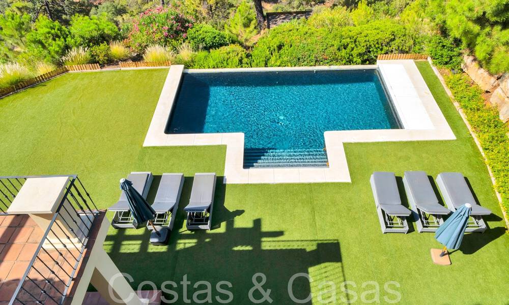 Villa de lujo española atemporal con vistas panorámicas al mar en venta en una urbanización segura de Marbella - Benahavis 71544