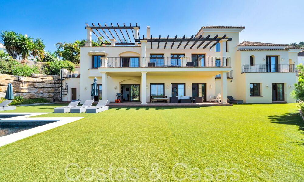 Villa de lujo española atemporal con vistas panorámicas al mar en venta en una urbanización segura de Marbella - Benahavis 71546