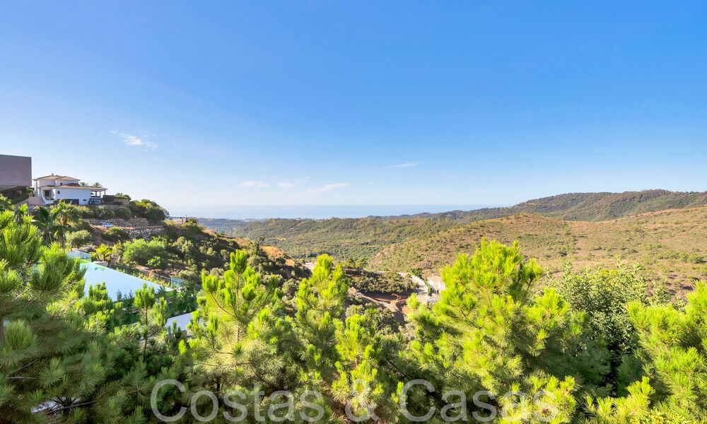 Villa de lujo española atemporal con vistas panorámicas al mar en venta en una urbanización segura de Marbella - Benahavis 71555