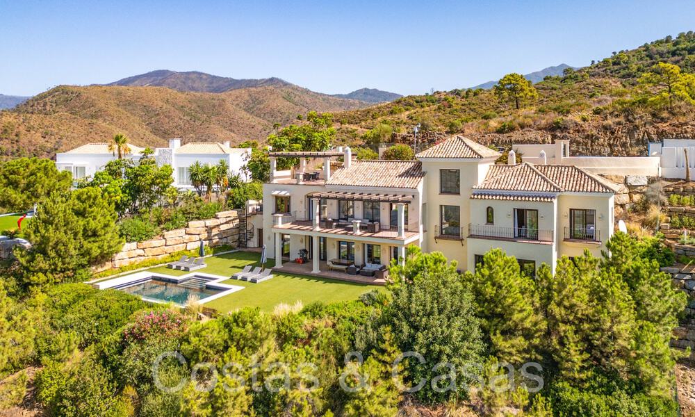 Villa de lujo española atemporal con vistas panorámicas al mar en venta en una urbanización segura de Marbella - Benahavis 71567