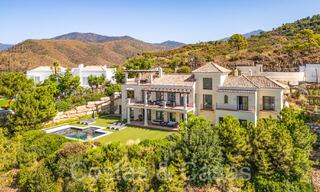 Villa de lujo española atemporal con vistas panorámicas al mar en venta en una urbanización segura de Marbella - Benahavis 71567 