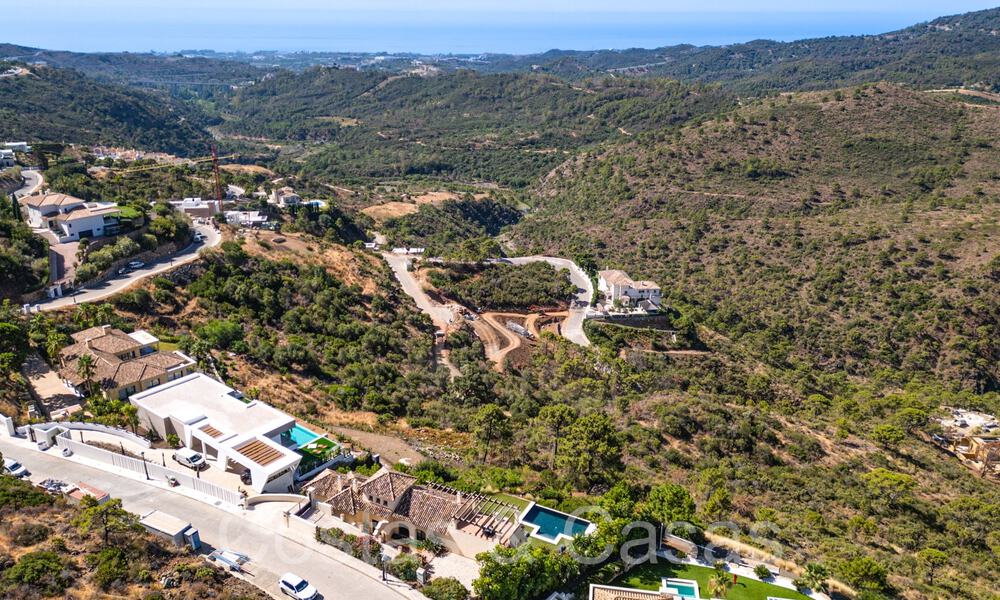 Villa de lujo española atemporal con vistas panorámicas al mar en venta en una urbanización segura de Marbella - Benahavis 71568