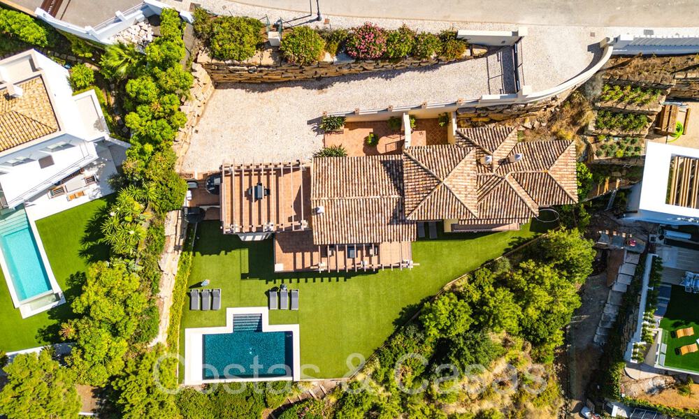 Villa de lujo española atemporal con vistas panorámicas al mar en venta en una urbanización segura de Marbella - Benahavis 71569