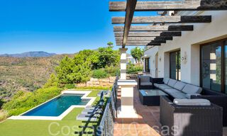 Villa de lujo española atemporal con vistas panorámicas al mar en venta en una urbanización segura de Marbella - Benahavis 71575 