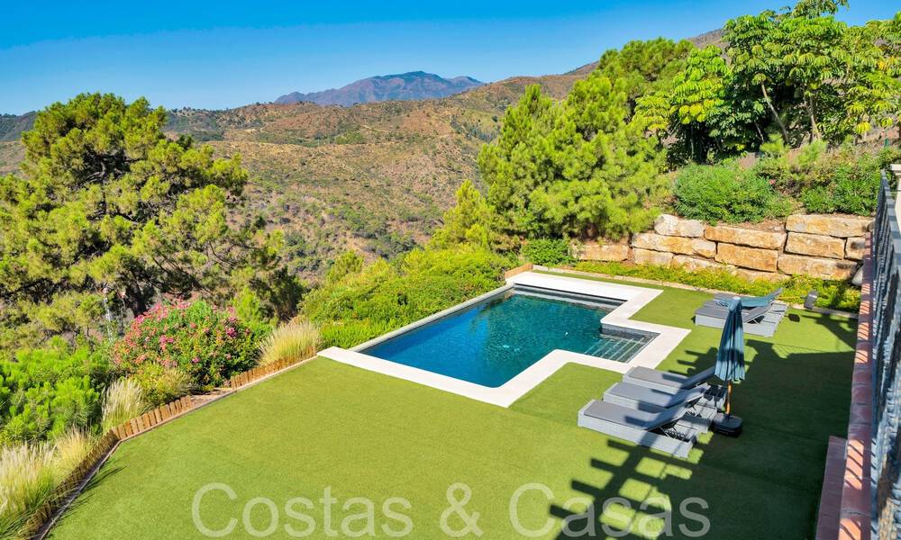 Villa de lujo española atemporal con vistas panorámicas al mar en venta en una urbanización segura de Marbella - Benahavis 71576