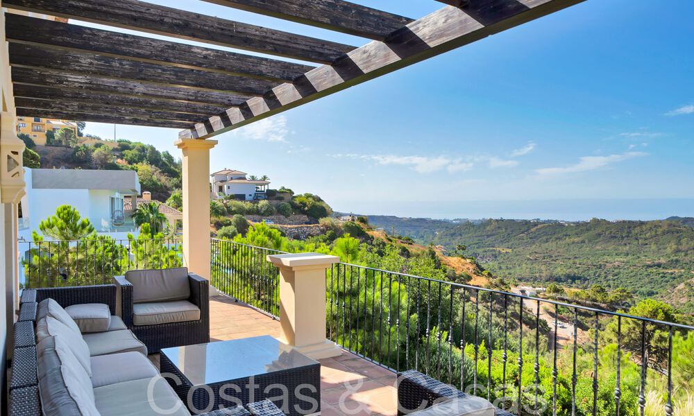 Villa de lujo española atemporal con vistas panorámicas al mar en venta en una urbanización segura de Marbella - Benahavis 71577