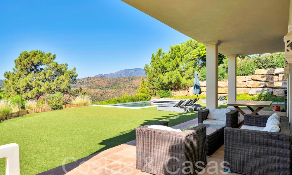 Villa de lujo española atemporal con vistas panorámicas al mar en venta en una urbanización segura de Marbella - Benahavis 71589