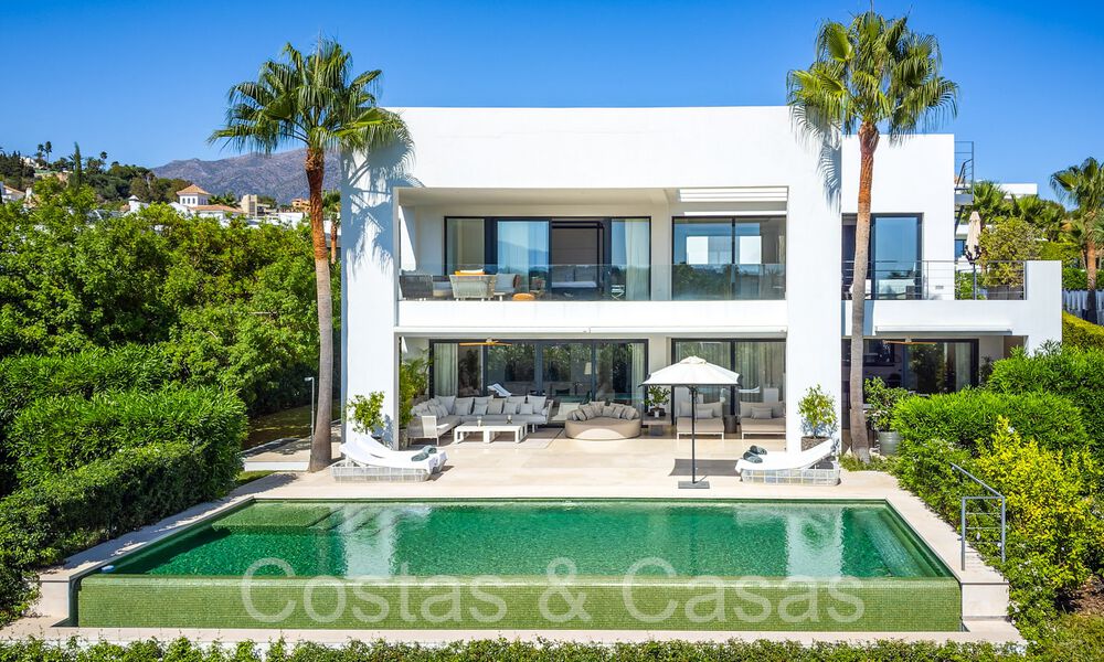 Villa superior de nueva construcción con arquitectura moderna en venta en una comunidad cerrada en Nueva Andalucía, Marbella 71652