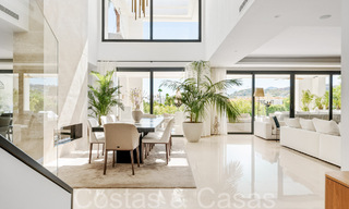 Villa superior de nueva construcción con arquitectura moderna en venta en una comunidad cerrada en Nueva Andalucía, Marbella 71668 