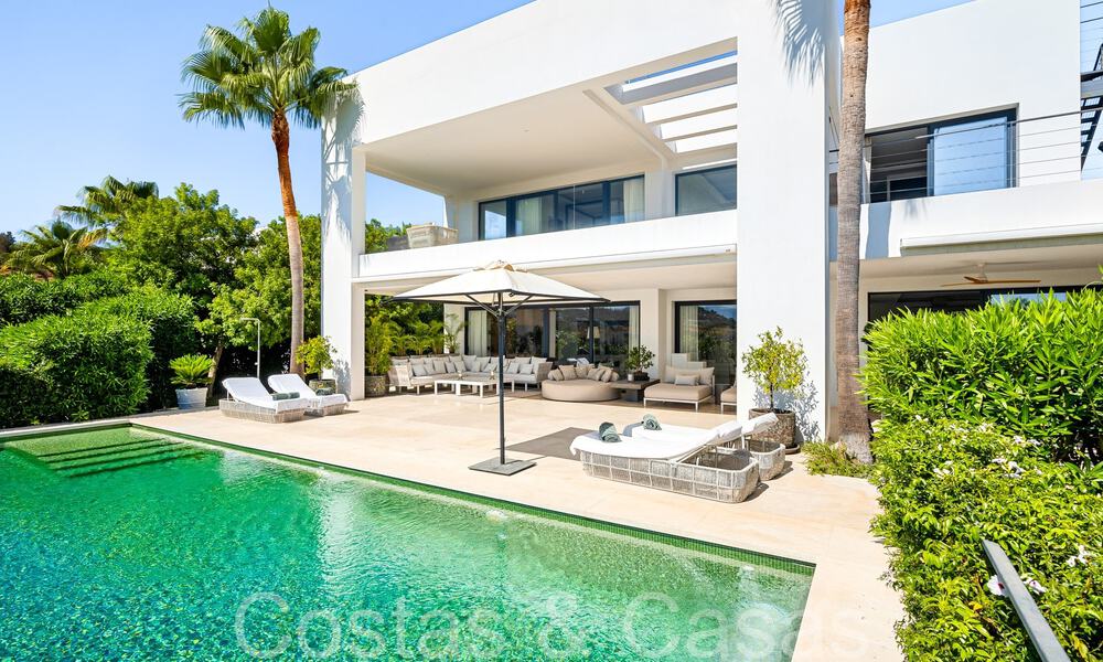 Villa superior de nueva construcción con arquitectura moderna en venta en una comunidad cerrada en Nueva Andalucía, Marbella 71679