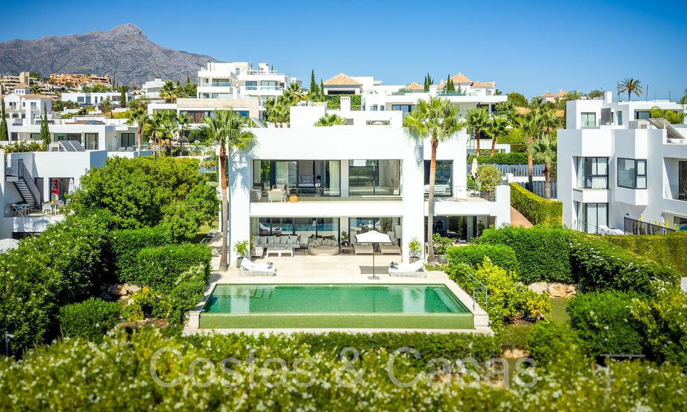 Villa superior de nueva construcción con arquitectura moderna en venta en una comunidad cerrada en Nueva Andalucía, Marbella 71681