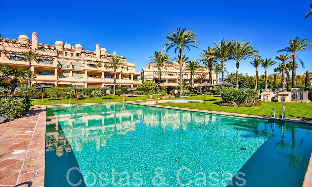 Impresionante apartamento en venta en un resort de golf de 5 estrellas en la Nueva Milla de Oro en Benahavis - Marbella 71626