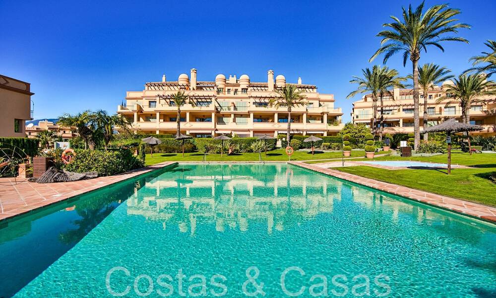 Impresionante apartamento en venta en un resort de golf de 5 estrellas en la Nueva Milla de Oro en Benahavis - Marbella 71627