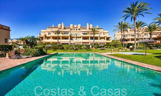 Impresionante apartamento en venta en un resort de golf de 5 estrellas en la Nueva Milla de Oro en Benahavis - Marbella 71627 