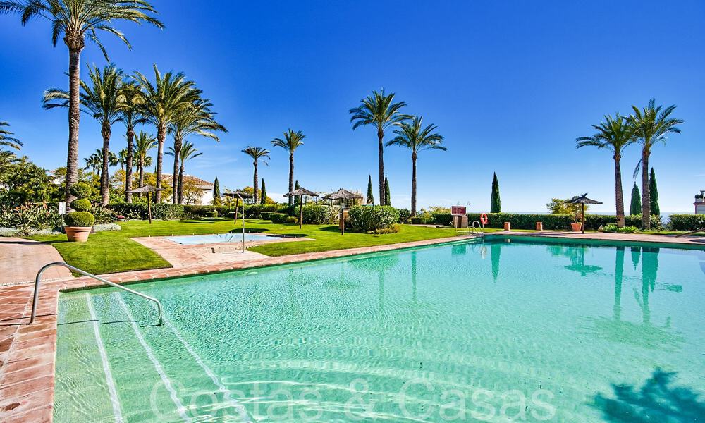 Impresionante apartamento en venta en un resort de golf de 5 estrellas en la Nueva Milla de Oro en Benahavis - Marbella 71628