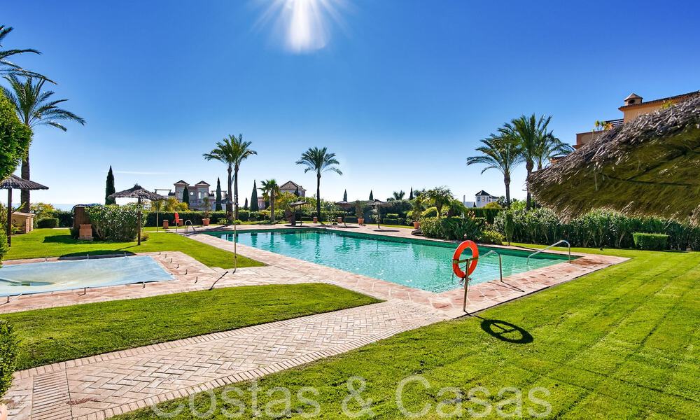 Impresionante apartamento en venta en un resort de golf de 5 estrellas en la Nueva Milla de Oro en Benahavis - Marbella 71629