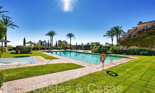 Impresionante apartamento en venta en un resort de golf de 5 estrellas en la Nueva Milla de Oro en Benahavis - Marbella 71629 