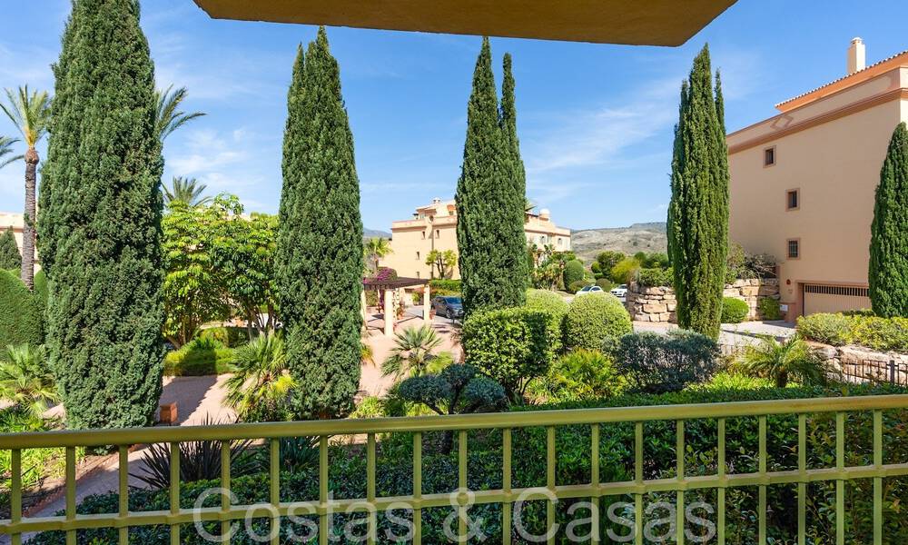 Impresionante apartamento en venta en un resort de golf de 5 estrellas en la Nueva Milla de Oro en Benahavis - Marbella 71634