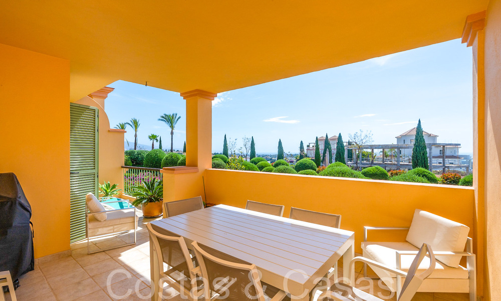 Impresionante apartamento en venta en un resort de golf de 5 estrellas en la Nueva Milla de Oro en Benahavis - Marbella 71643