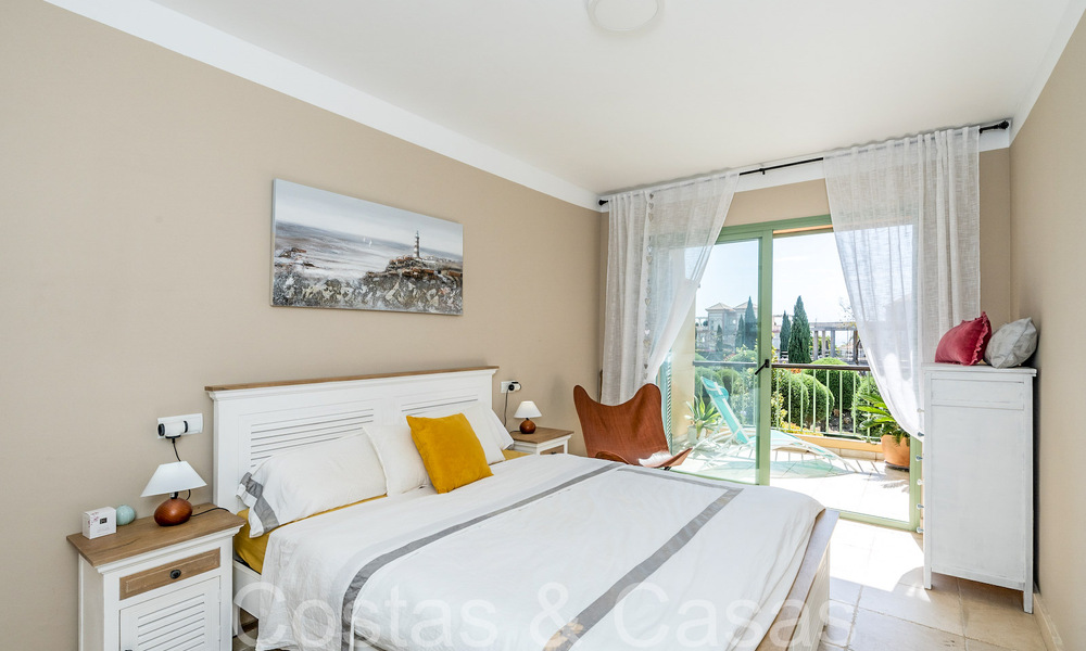 Impresionante apartamento en venta en un resort de golf de 5 estrellas en la Nueva Milla de Oro en Benahavis - Marbella 71644