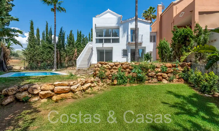 Casa adosada con vistas al mar en venta justo al este del centro de Marbella 71771