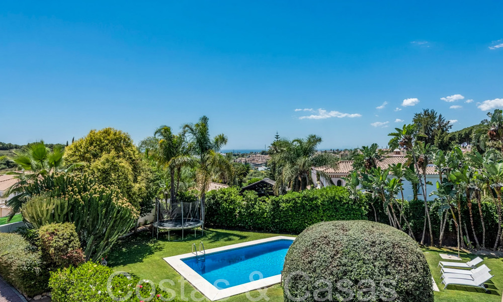 Villa de lujo con carácter en venta en una urbanización privilegiada en Benahavis - Marbella 71821