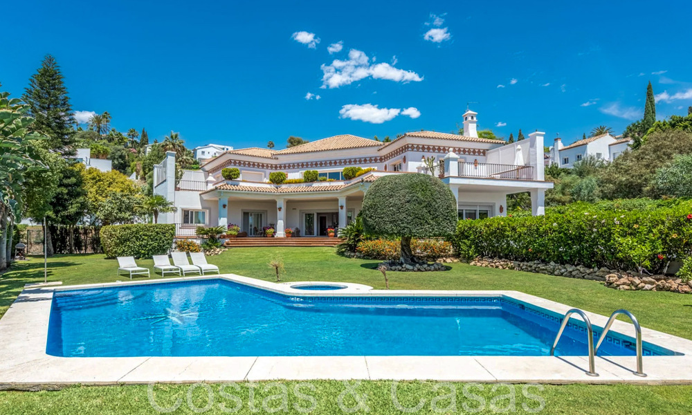 Villa de lujo con carácter en venta en una urbanización privilegiada en Benahavis - Marbella 71831