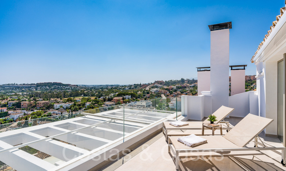 Elegante ático de lujo en venta con vistas panorámicas y sin obstáculos al Mediterráneo en Nueva Andalucía, Marbella 71961