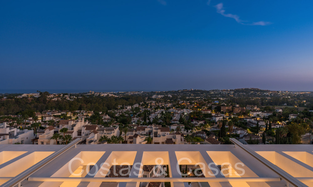 Elegante ático de lujo en venta con vistas panorámicas y sin obstáculos al Mediterráneo en Nueva Andalucía, Marbella 71978