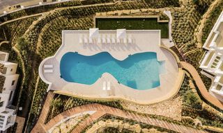 Elegante ático de lujo en venta con vistas panorámicas y sin obstáculos al Mediterráneo en Nueva Andalucía, Marbella 71997 