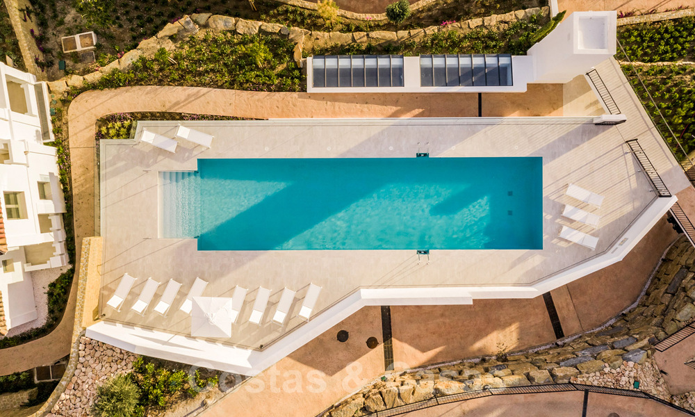 Elegante ático de lujo en venta con vistas panorámicas y sin obstáculos al Mediterráneo en Nueva Andalucía, Marbella 71998