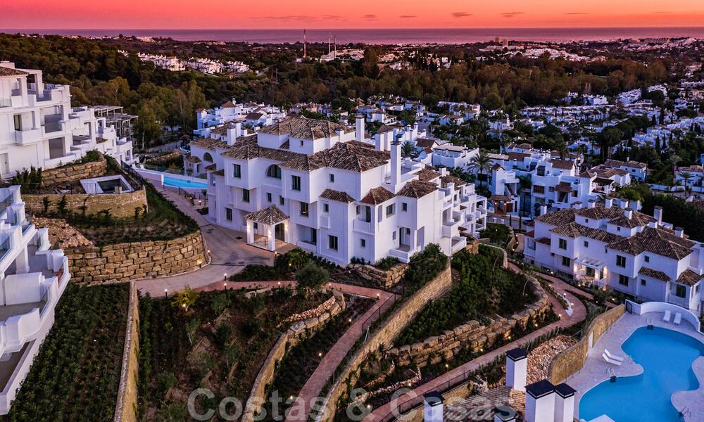 Elegante ático de lujo en venta con vistas panorámicas y sin obstáculos al Mediterráneo en Nueva Andalucía, Marbella 71999